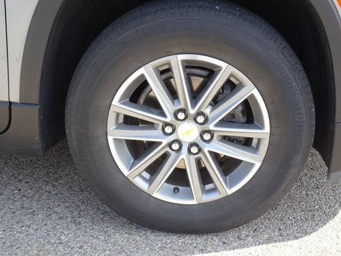 Used 2023 Chevrolet Traverse LT FWD image 28