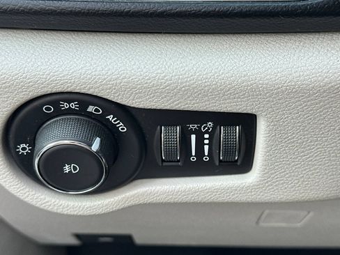 Used 2018 Chrysler Pacifica Touring-L Plus FWD image 40
