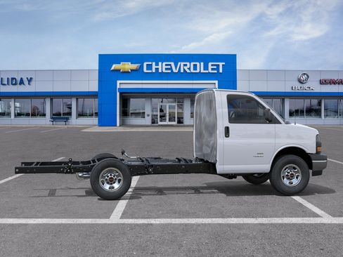 New 2026 GMC Savana 3500 w/ Power Convenience Package RWD image 5