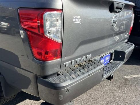 Used 2019 Nissan Titan SV w/ SV Convenience Package image 10