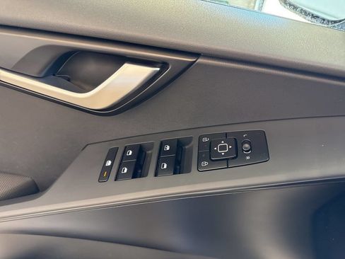 Certified 2025 Kia Niro LX FWD image 21