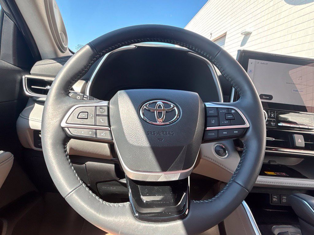 Used 2026 Toyota Highlander Limited AWD/4WD image 21
