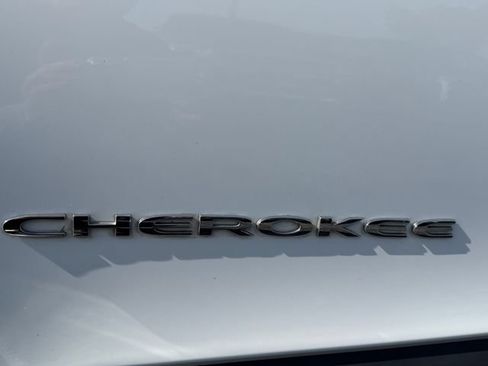 Used 2015 Jeep Cherokee Latitude FWD image 11