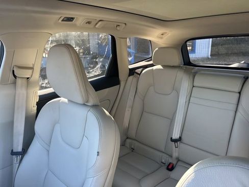 Used 2020 Volvo XC60 T5 Momentum w/ Protection Package image 16