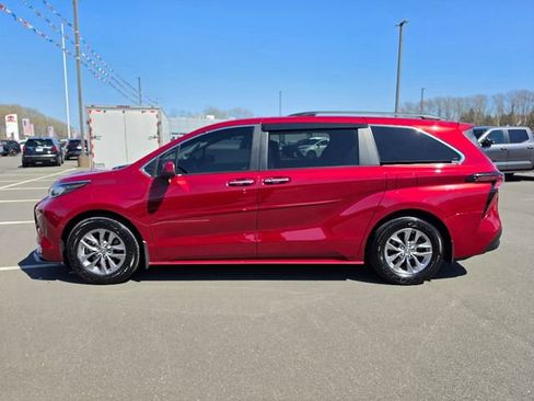 Used 2023 Toyota Sienna XLE w/ XLE Plus Package AWD/4WD image 4