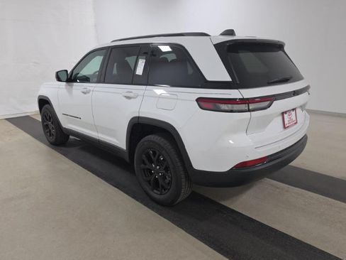 Used 2025 Jeep Grand Cherokee Altitude w/ Trailer Tow Package RWD image 9