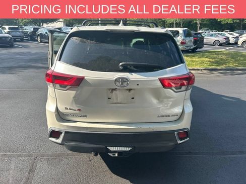 Used 2017 Toyota Highlander Limited Platinum AWD/4WD image 4