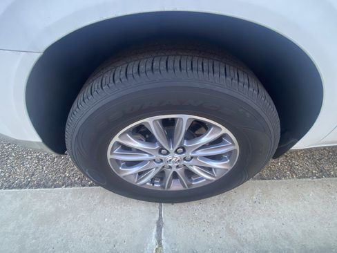 Used 2024 Buick Enclave Premium image 9