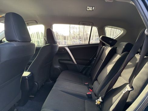 Used 2018 Toyota RAV4 LE image 10