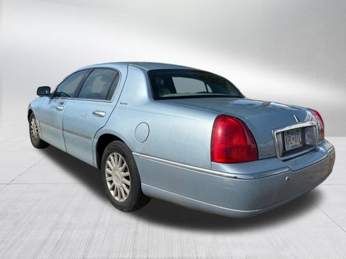 Used 2005 Lincoln Town Car Signature image 4