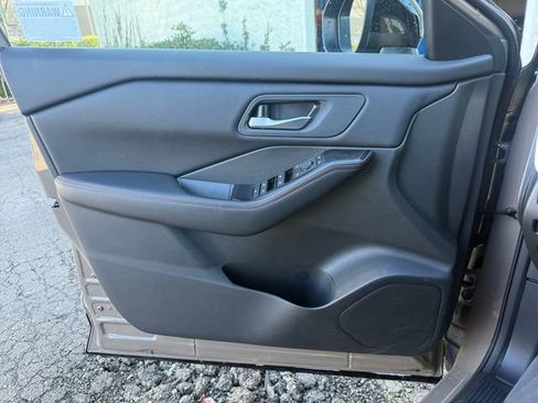 Used 2025 Nissan Rogue SV image 11