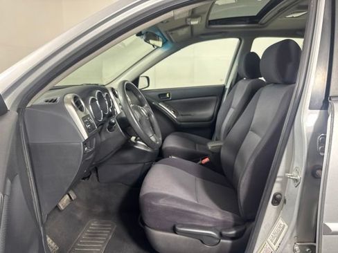 Used 2006 Pontiac Vibe w/ Preferred Package FWD image 11