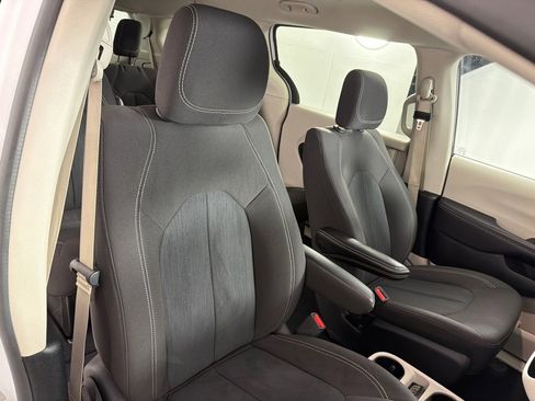Used 2024 Chrysler Voyager LX image 26