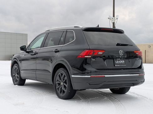 Used 2024 Volkswagen Tiguan SE w/ Panoramic Sunroof Package image 5