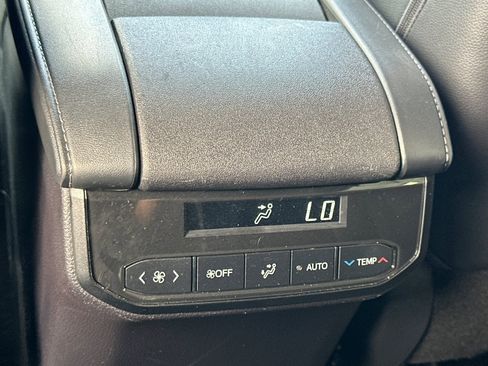 Used 2022 Toyota Highlander XLE AWD/4WD image 16