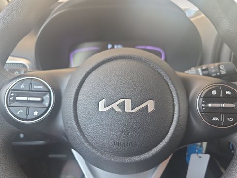 Certified 2025 Kia Soul LX w/ LX Technology Package FWD image 11