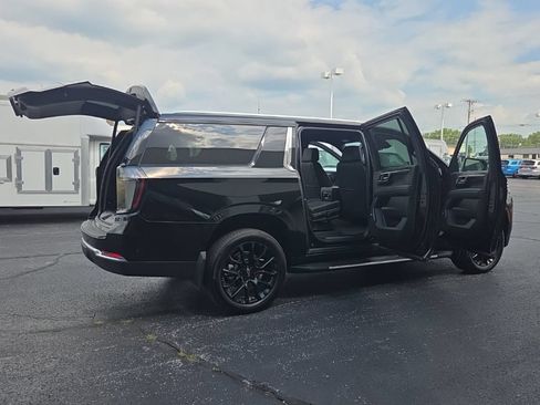Used 2026 Chevrolet Suburban LT w/ Comfort Package AWD/4WD image 23