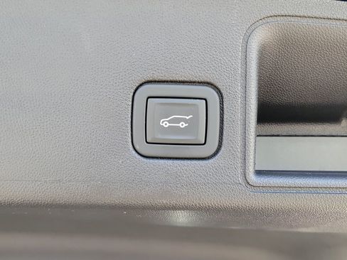 Used 2023 GMC Terrain SLE w/ Driver Convenience Package image 9