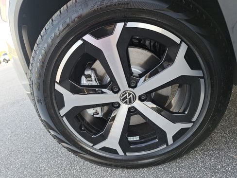New 2025 Volkswagen Tiguan SE image 31