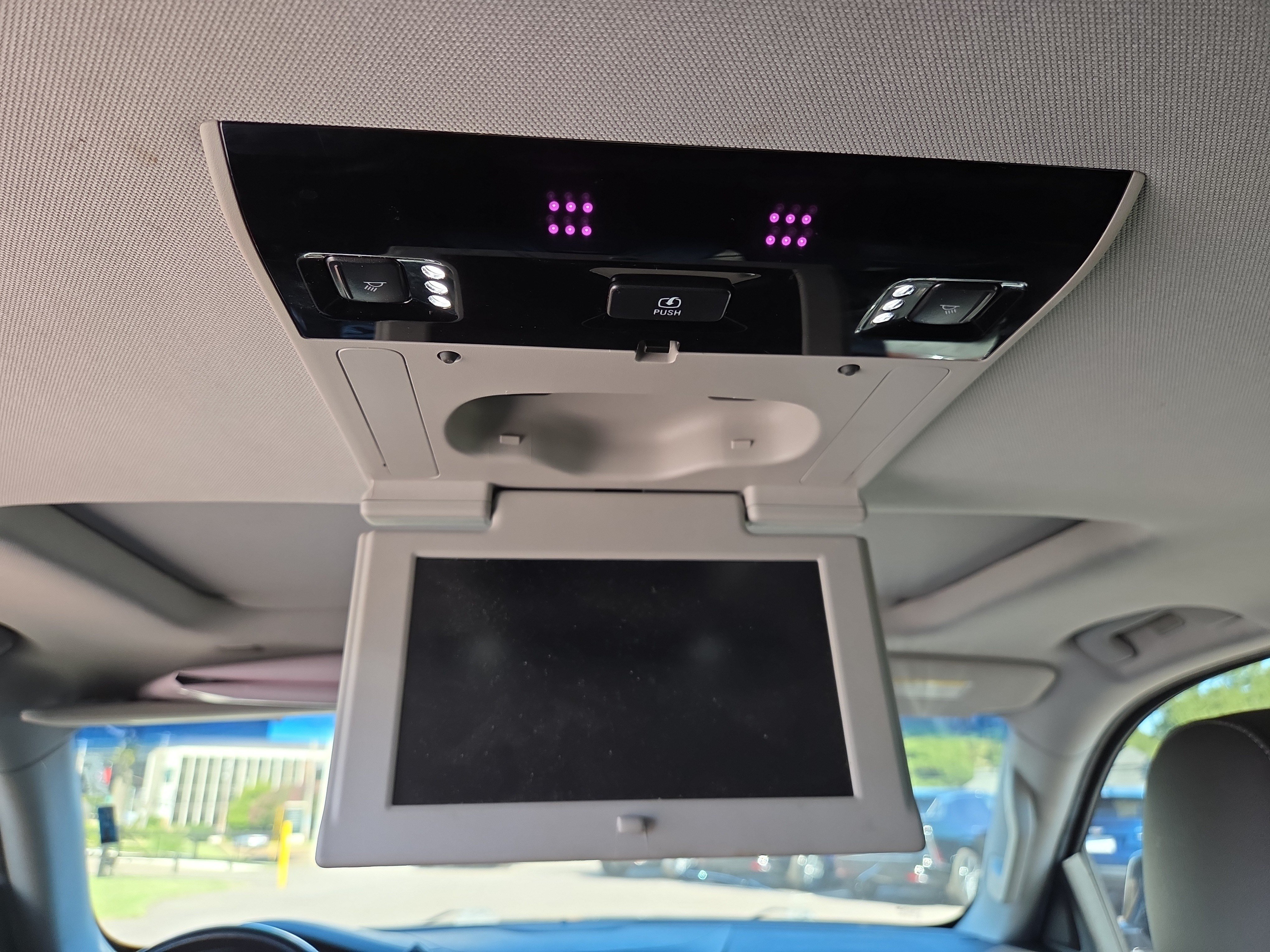 Used 2018 Cadillac Escalade Premium Luxury AWD/4WD image 13