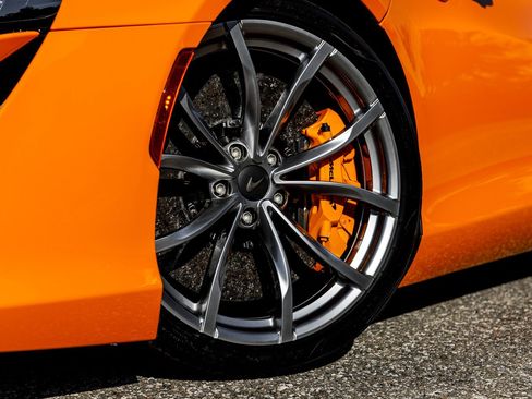 Used 2025 McLaren Artura image 16