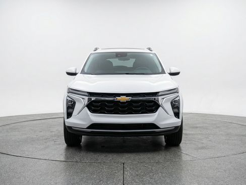 Used 2025 Chevrolet Trax LT w/ LT Convenience Package FWD image 2