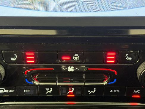 Used 2025 Jeep Grand Cherokee Limited w/ Black Appearance Package image 32