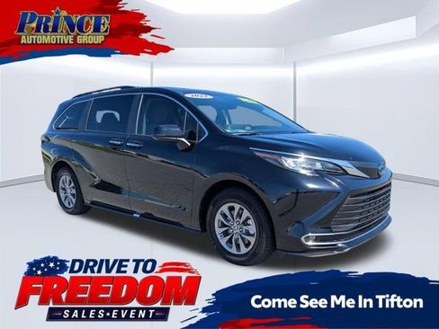 Used 2023 Toyota Sienna XLE FWD image 1