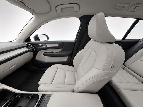 Certified 2023 Volvo XC40 B5 Ultimate w/ Protection Package Premier AWD/4WD image 11
