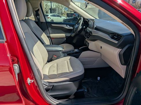 Used 2020 Ford Escape SE image 32