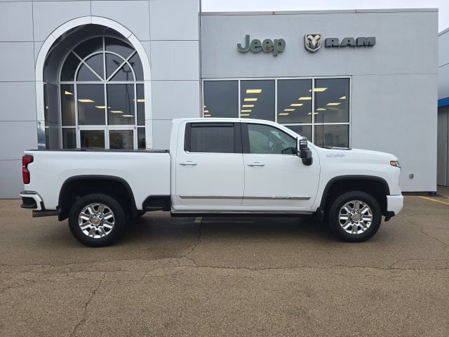 Used 2024 Chevrolet Silverado 2500 High Country w/ Technology Package AWD/4WD image 3
