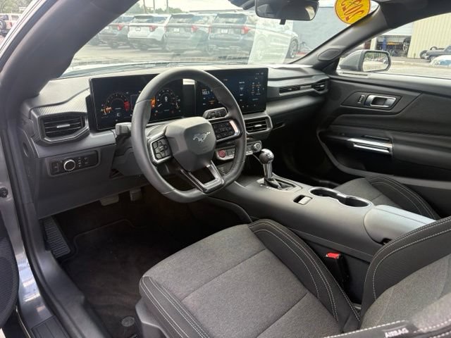 Used 2025 Ford Mustang Coupe RWD image 3