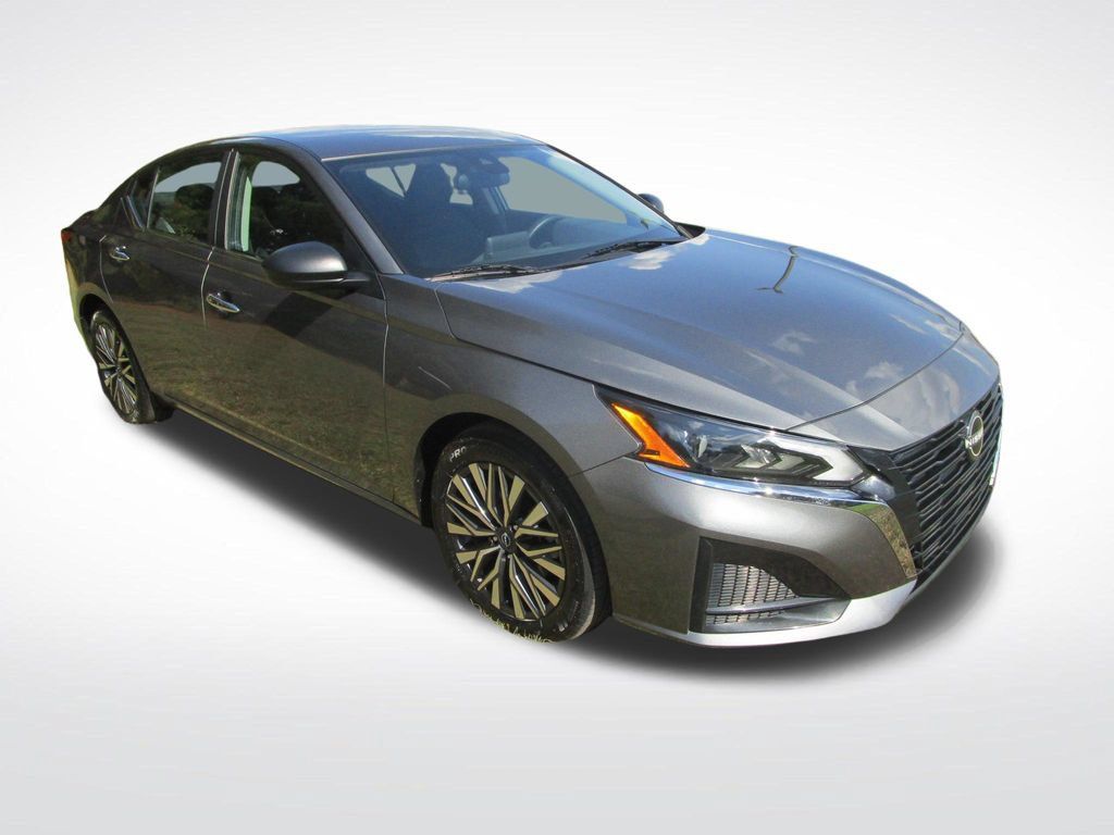 Used 2025 Nissan Altima 2.5 SV FWD image 6