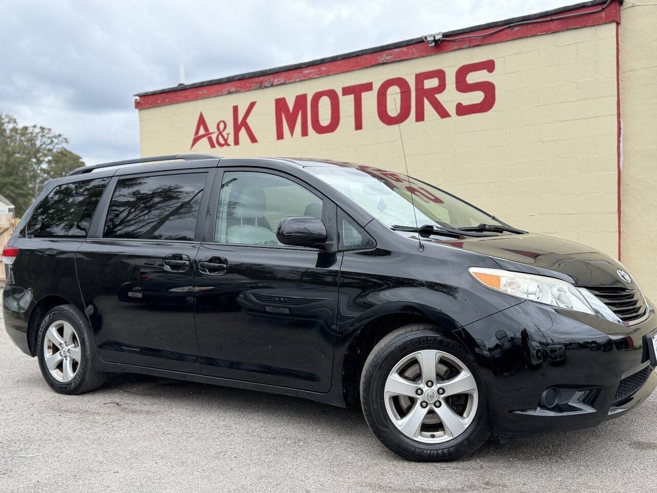 Used 2014 Toyota Sienna LE FWD image 1