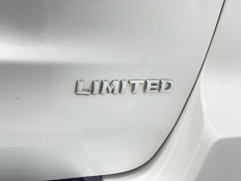 Used 2017 Jeep Grand Cherokee Limited image 41