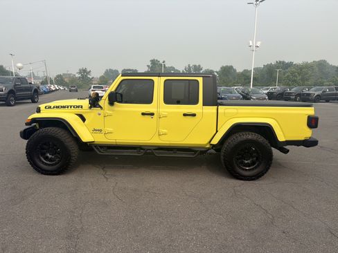 Used 2023 Jeep Gladiator Overland AWD/4WD image 7