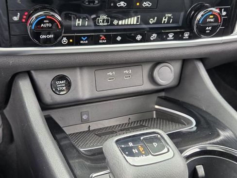 Used 2025 Nissan Rogue SL w/ Tech Package image 19