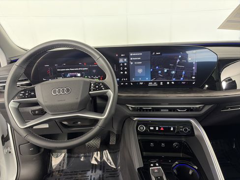 Used 2025 Audi Q5 Premium w/ Convenience Package image 3