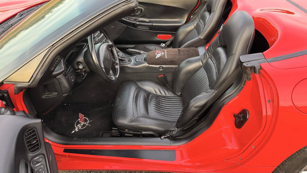Used 2001 Chevrolet Corvette Convertible w/ Preferred Equipment Group1 RWD image 25