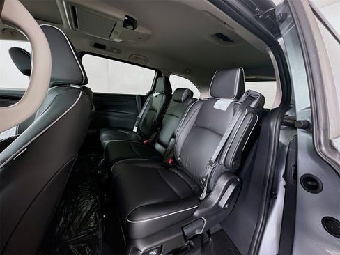 Used 2025 Honda Odyssey Touring image 11
