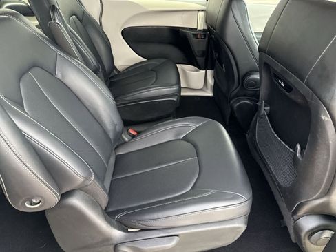 Used 2024 Chrysler Pacifica Select image 13