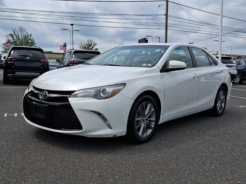 Used 2017 Toyota Camry SE w/ Moonroof Package FWD image 3