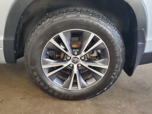 Used 2017 Toyota Highlander LE w/ Carpet Mat Package AWD/4WD image 5
