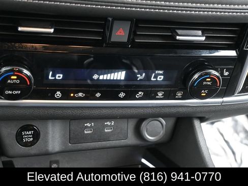 Used 2025 Nissan Rogue SL AWD/4WD image 12