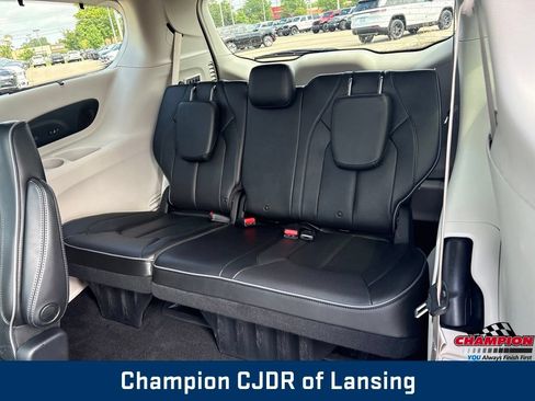 Used 2019 Chrysler Pacifica Limited w/ Tire & Wheel Group FWD image 19