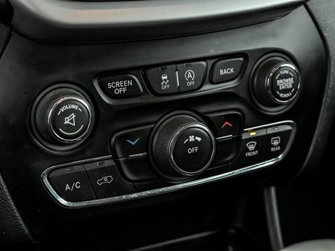 Used 2017 Jeep Cherokee Trailhawk w/ Cold Weather Group image 31