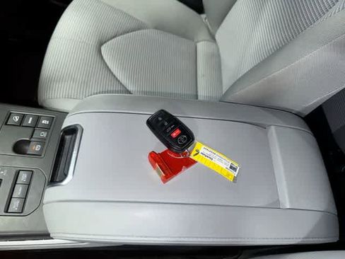 Used 2024 Toyota Highlander LE AWD/4WD image 32