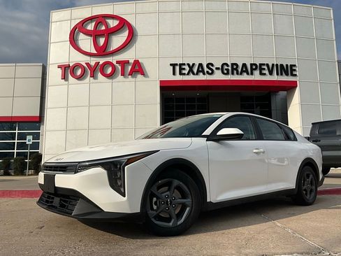 Used 2025 Kia K4 LXS image 2