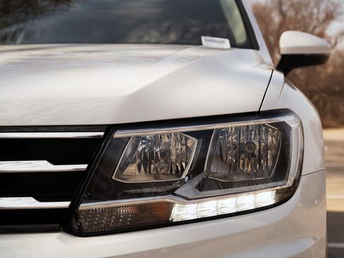 Used 2020 Volkswagen Tiguan SE w/ Panoramic Sunroof Package image 11