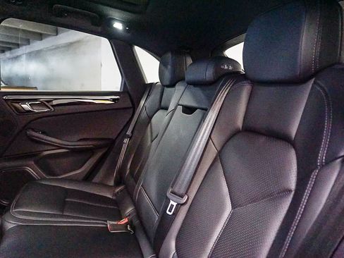 Used 2025 Porsche Macan AWD/4WD image 19